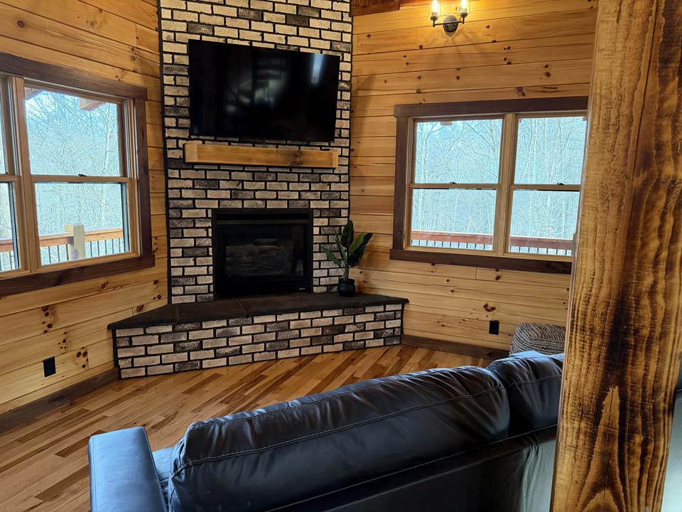 Cloud 9 Treehouse tv area